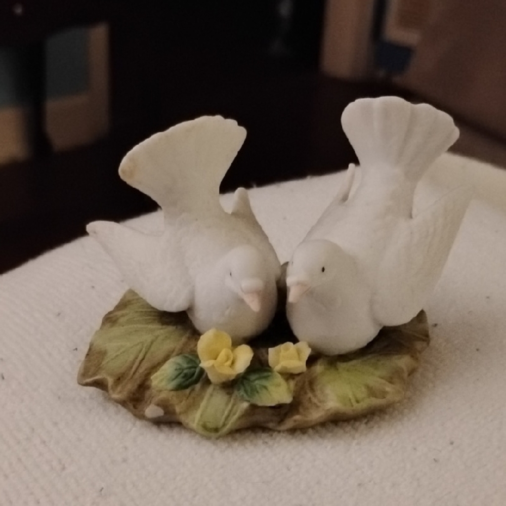 1985 HAND PAINTED GEORGE LEFTON  White Doves on Green Leaf with Yellow Flowers.